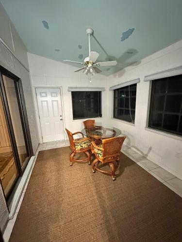 Furnished canal private home in พอร์ต ชาลอต (FL)