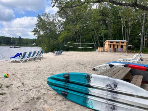 Waterfront cottage with hot tub & private beach in Muskokas