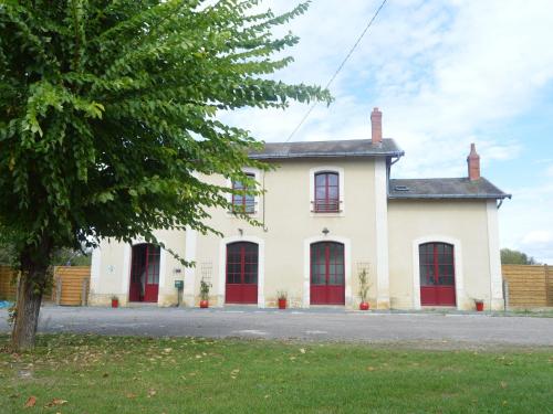 Gîte 13 pers. dans une ancienne gare avec piscine, jardin clos, terrasse et équipements PMR - FR-1-591-166 gîte à louer Bois de Chanteloube