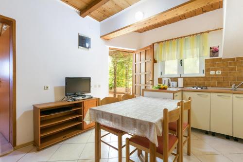 Iekārtas, Apartments by the sea Igrane, Makarska - 24626 in Igrane