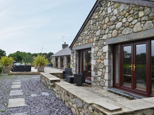 Zunanjost, Glanrafon Isaf in Llanfaglan