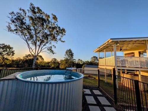 3 bed cottage nestled at centre of 21 acres in Blackbutt in นานังโก