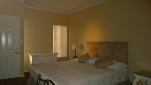 1 king bed, 1 double bed