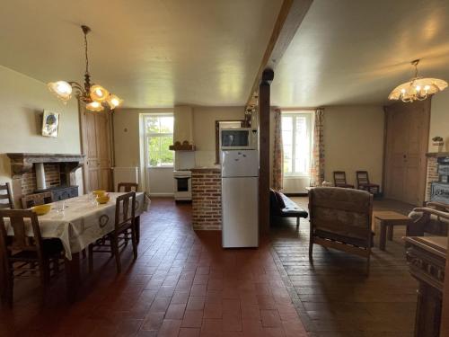 Maison de campagne spacieuse avec Wi-Fi et animaux admis - FR-1-489-272 in Bezenet