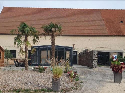. Gîte confortable avec piscine couverte et spa à Couzon