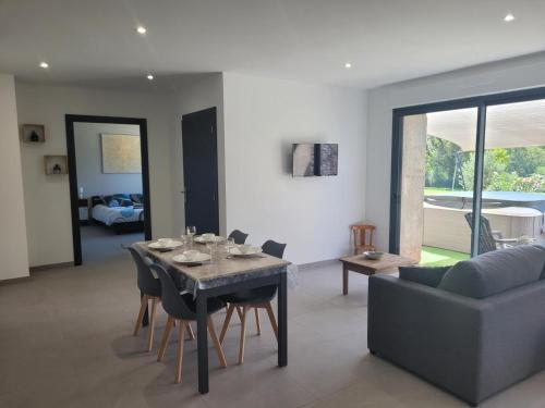 Gîte avec piscine chauffée et spa à Couzon - FR-1-489-483 (Gite avec piscine chauffee et spa a Couzon - FR-1-489-483) in Agonges