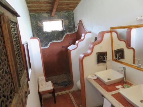 Paradise Hotel Boutique & Lounge