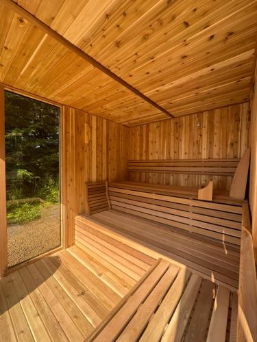 Waterfront Algonquin Retreat,Hot Tub & Sauna in Barrys Bay (ON)