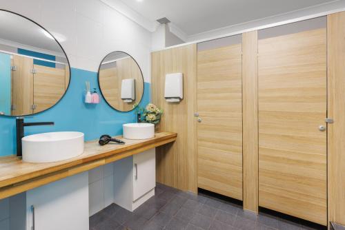 Mad Monkey Coogee Beach Hostel Room Type - Bed in 8-Bed FEMALE ONLY Dormitory with Balcony