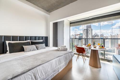 BHaus Paraíso On Paulista - Studio Premium com Vista Incrível 13o andar - Cama Queen - ao lado do Metrô Paraíso - Estacionamento pago no prédio - Academia - Lavanderia Omo - Coworking - Mini Mercado - OP3, Sao Paulo
