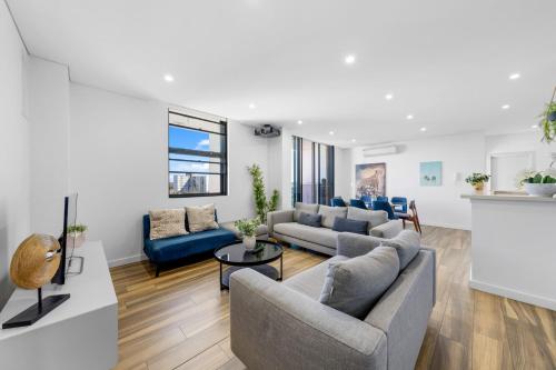 Modern 3BR Apt with Parking Walk to ICC & Darling Harbour & CBD & Chinatown
