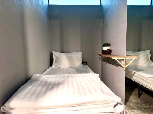 Standard Single Room image 4