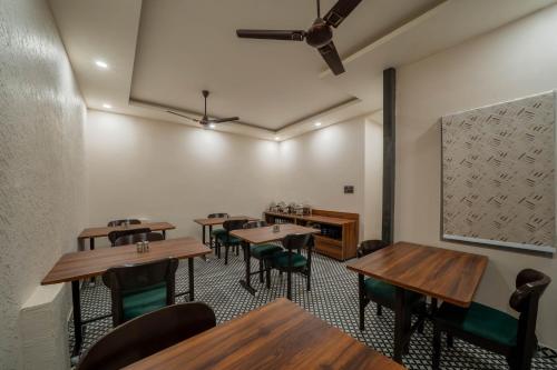 ห้องอาหาร, Aalaya Suites By Perfect Stayz in โมติจุระ
