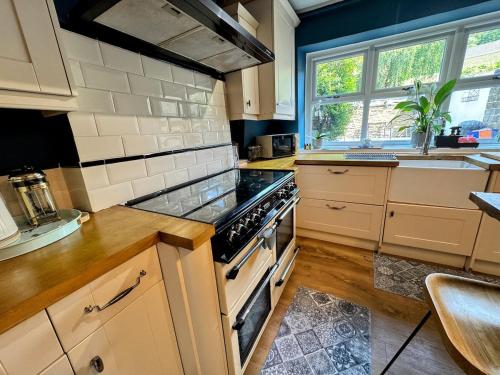 Large 3 bedroom home in the heart of Bingley in 賓格利