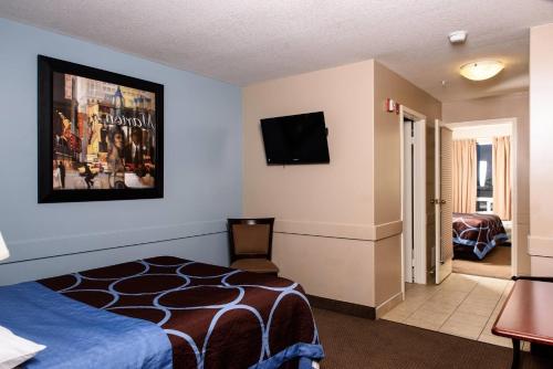 Super 8 by Wyndham Edmonton South Room Type - Family Suite