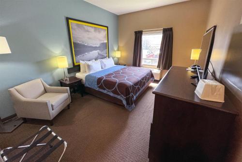 Super 8 by Wyndham Edmonton South Room Type - King Room - Disability Access