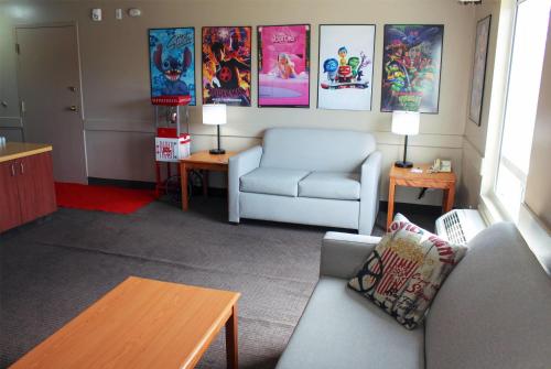 Super 8 by Wyndham Edmonton South Room Type - Movie King Suite - Non-Smoking