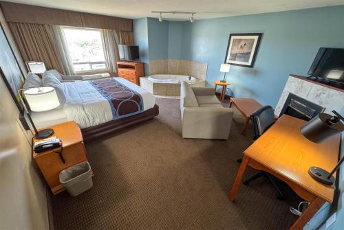 Super 8 by Wyndham Edmonton South Room Type - King Suite with Spa Bath