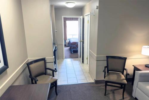 Super 8 by Wyndham Edmonton South Room Type - Junior Suite
