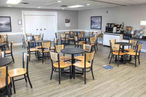 Super 8 by Wyndham Edmonton South - image 2