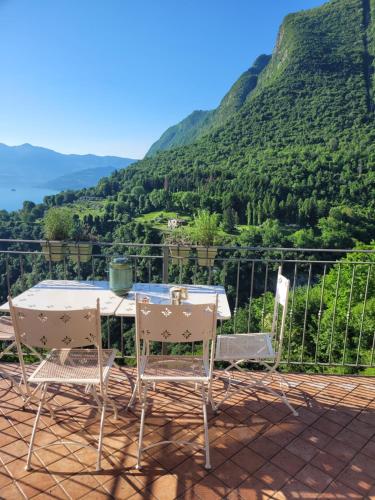 La Bella Vista-panoramic lake view, terrace & swimming pool in Fonteno