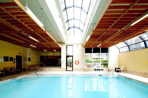 แลนดิส โฮเต็ล แอนด์ สวีท (Landis Hotel and Suites) near แกรนวิลล์ ไอส์แลนด์