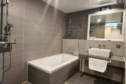 room detail thumbnail 2