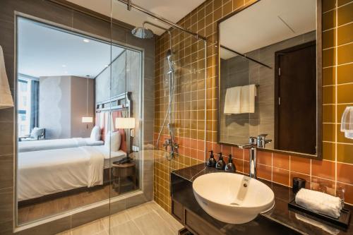 The Raclay Mandala Hotel Suites Mui Ne - 샤워실
