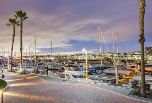 Marina Escape 2BR Townhouse with FREE PARKING, Los Angeles (zdjęcie 8)