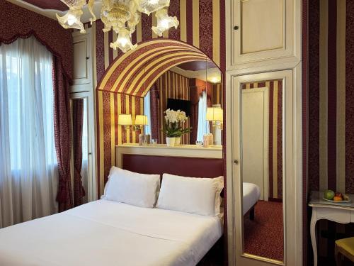 1 queen bed, 1 twin bed