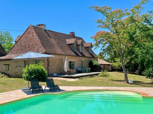 Belle maison ancienne en Perigord avec piscine in Rufiņjaka Sensernīna