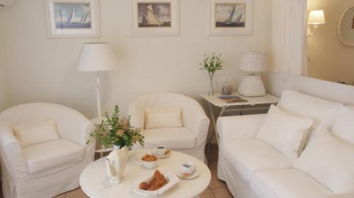 The Koukaki Residence Ideally located in the Acropolis - Koukaki area, Athens Koukaki Boutique Apartments promises a relaxing and wonderful visit. Both business travelers and tourists can enjoy the propertys facilities an
