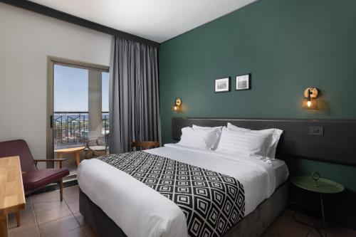 Comfort Double Room with Pool View & Balcony image 8
