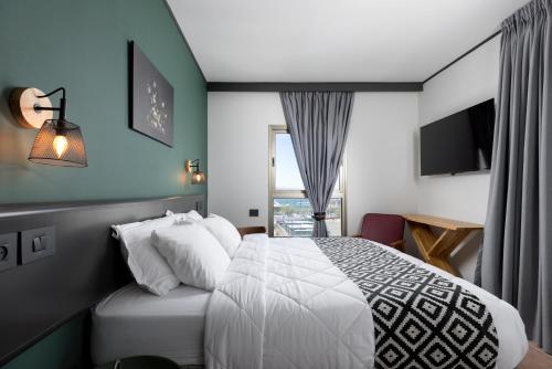 Comfort Double Room with Pool View & Balcony image 3