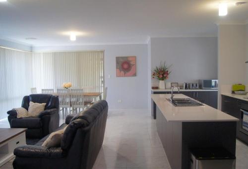 Spacious 4-Bedroom Baldivis Home - Sleeps 8