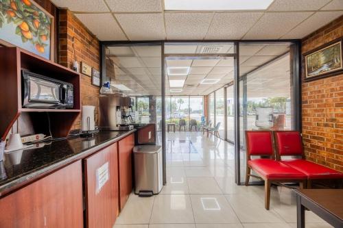 Oyo Hotel Bartow - 로비