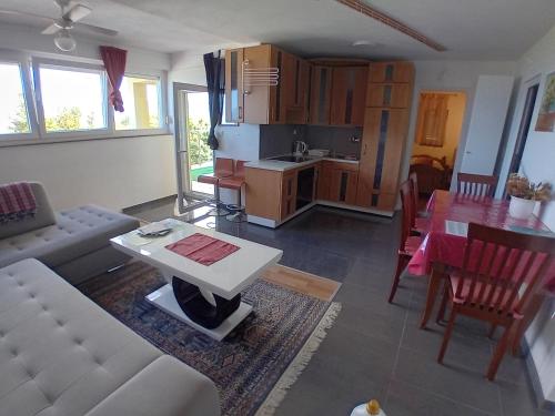 D,apartman' ulica pušća 51, 51513 Omišalj (D,apartman' ulica pusca 51, 51513 Omisalj) in Омішаль
