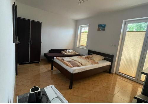1 double bed, 1 twin bed