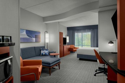 Large King Room image 5