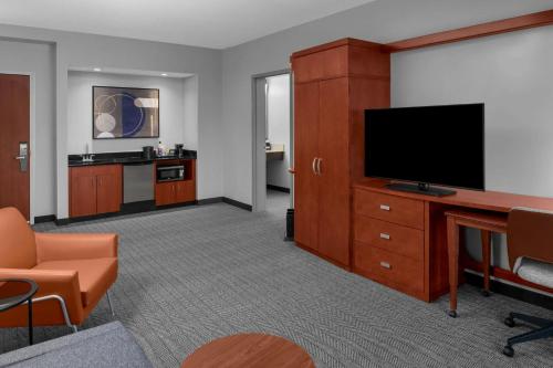 1 Bedroom 2 room Suite, 1 King, Sofa bed image 4