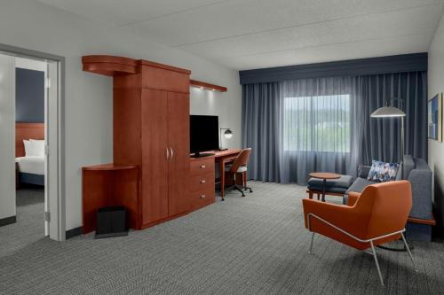 1 Bedroom 2 room Suite, 1 King, Sofa bed image 3