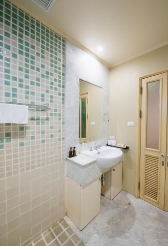 room detail thumbnail 2