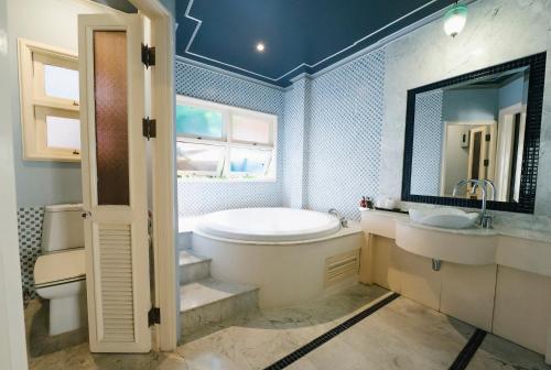 room detail thumbnail 2