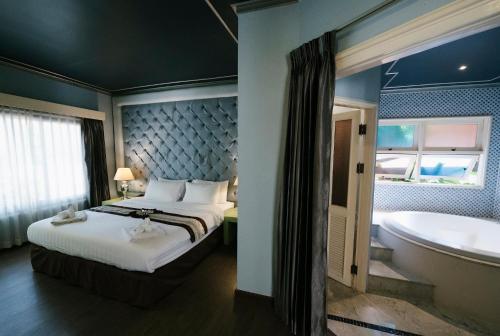 room detail thumbnail 1