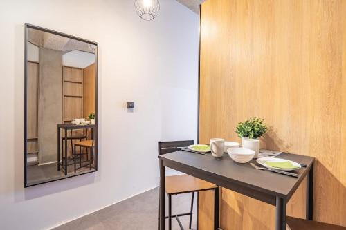 Central - Stylish - Very Comfy - image 9
