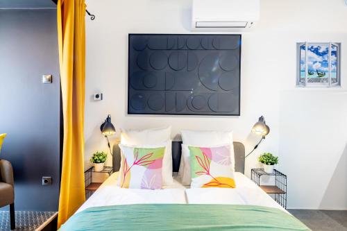 Central - Stylish - Very Comfy - image 8