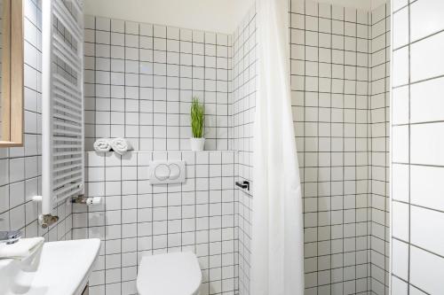 Central - Stylish - Very Comfy - image 2