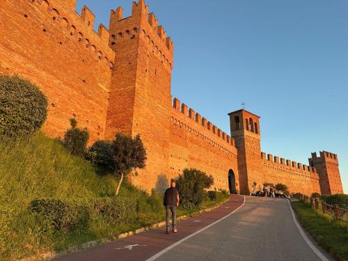 GuestHost - Gradara Comfy Apartments, Градара
