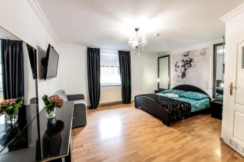 1 queen bed, 1 sofa bed