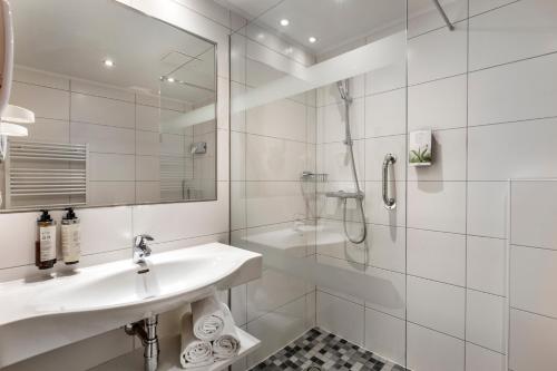 Family Two-Bedroom Apartment image 10